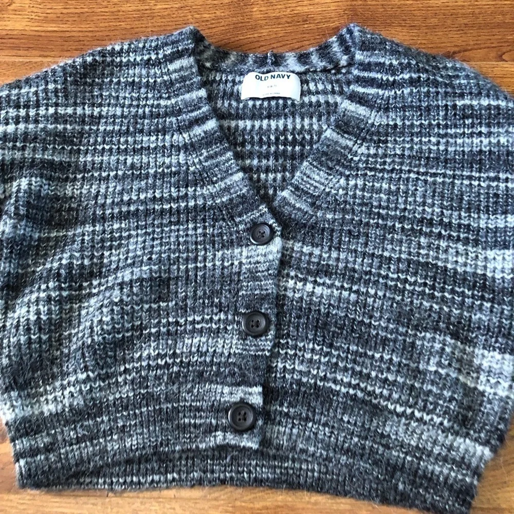 Old Navy Black & White knit semi-cropped button up sweater in size S (6-7)